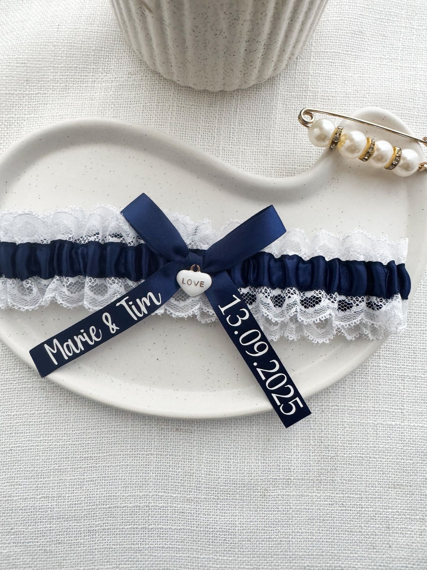 personalisiertes Strumpfband / weiße Spitze - dunkelblau