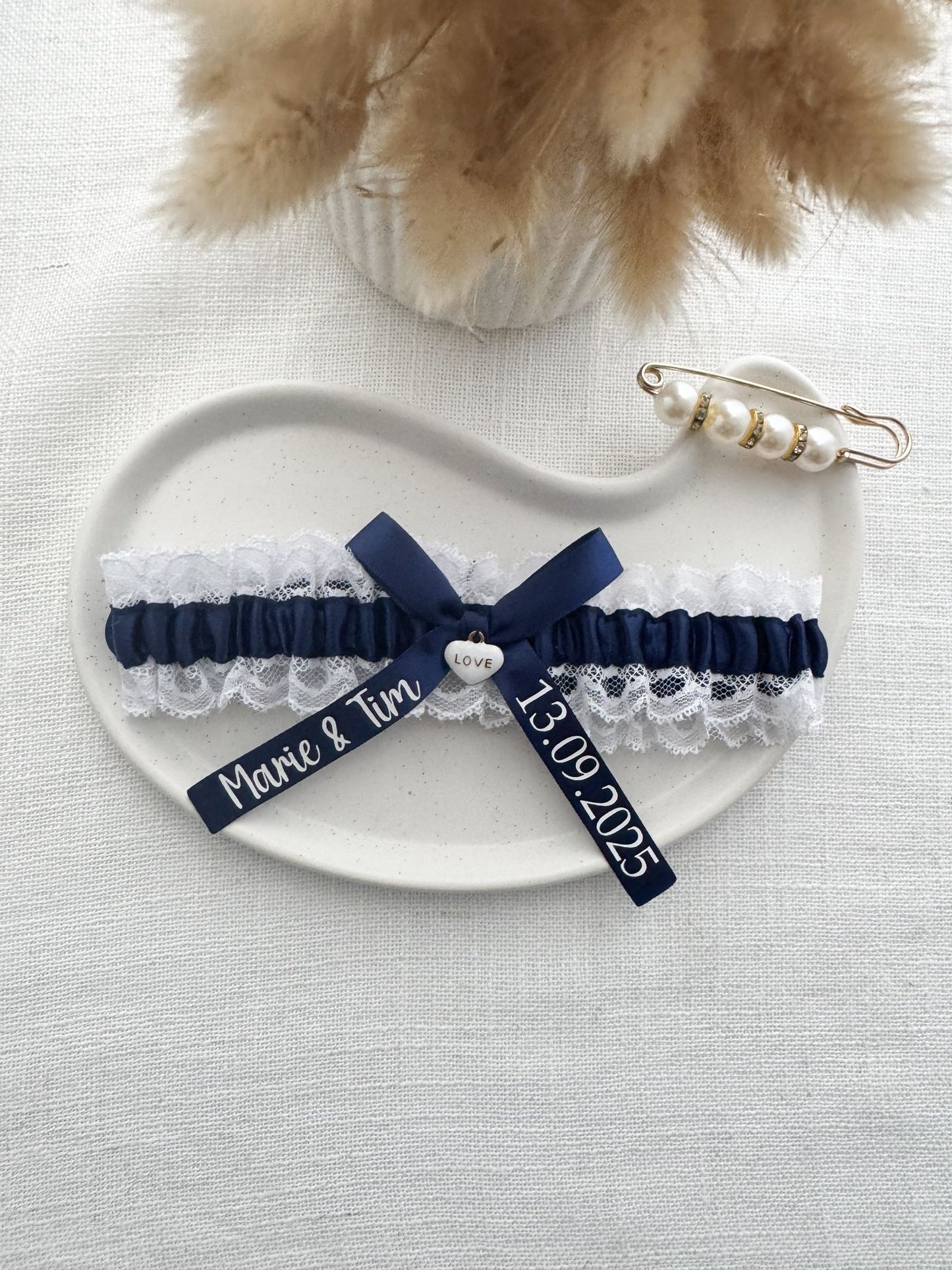 personalisiertes Strumpfband / weiße Spitze - dunkelblau
