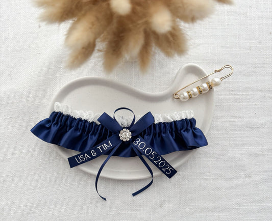 personalisiertes Strumpfband - weiße Spitze & dunkelblauer Stoff